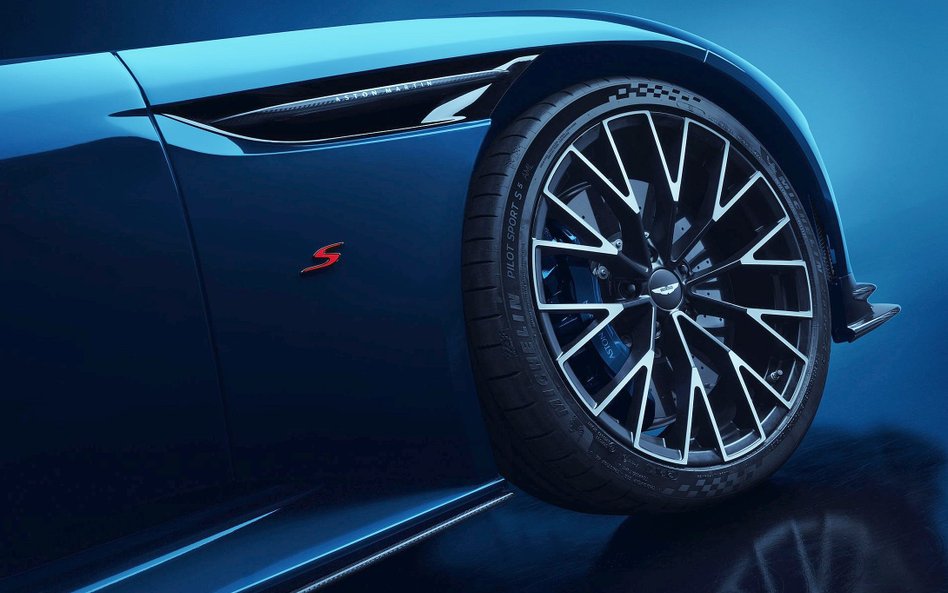 Aston Martin DB12 S ma zmodyfikowany 4-litrowy silnik V8 Twin-Turbo o mocy 700 KM