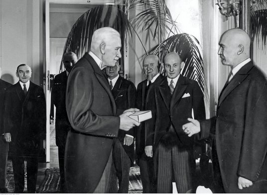 Prezydent RP Ignacy Mościcki wręcza premierowi Waleremu Sławkowi Order Orła Białego. Zamek Królewski