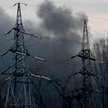 Chmury dymu nad linią wysokiego napięcia po rosyjskim ataku w pobliżu Kijowa