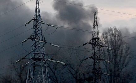 Chmury dymu nad linią wysokiego napięcia po rosyjskim ataku w pobliżu Kijowa