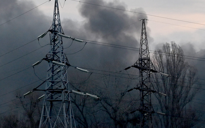 Chmury dymu nad linią wysokiego napięcia po rosyjskim ataku w pobliżu Kijowa