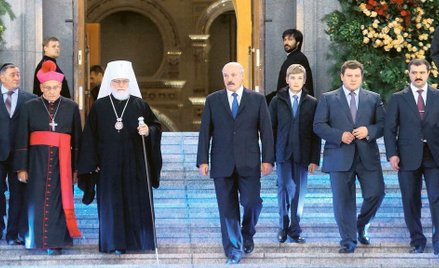 Abp Tadeusz Kondrusiewicz (drugi z lewej), prawosławny metropolita Paweł i prezydent Białorusi Aleks