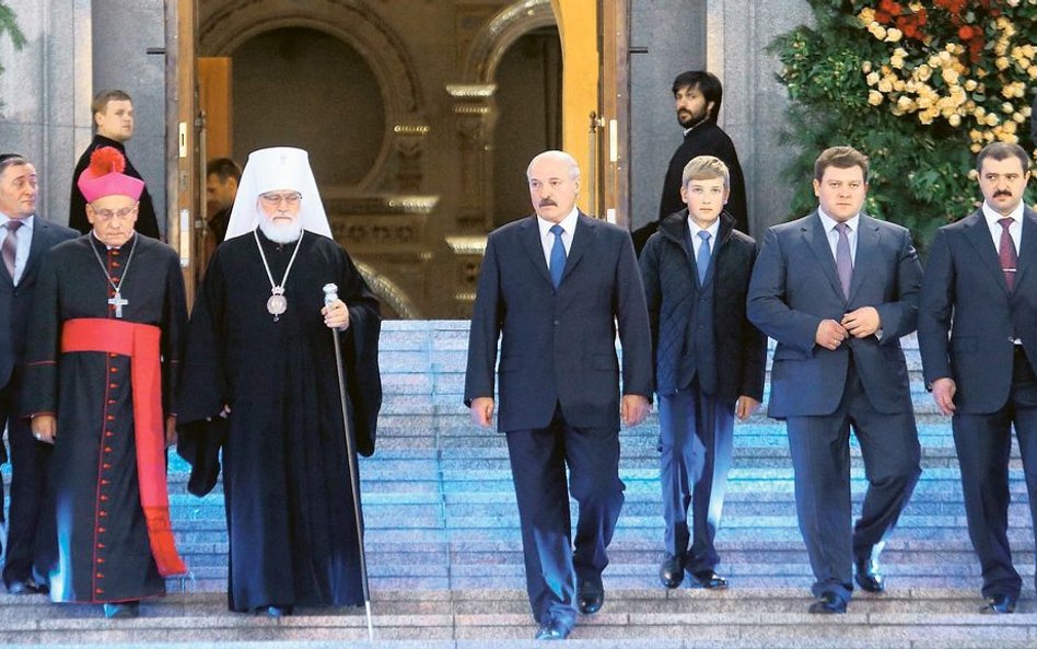 Abp Tadeusz Kondrusiewicz (drugi z lewej), prawosławny metropolita Paweł i prezydent Białorusi Aleks