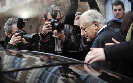 Były szef MFW Dominique Strauss-Kahn oskarżony o stręczycielstwo w drodze do sądu w Lille