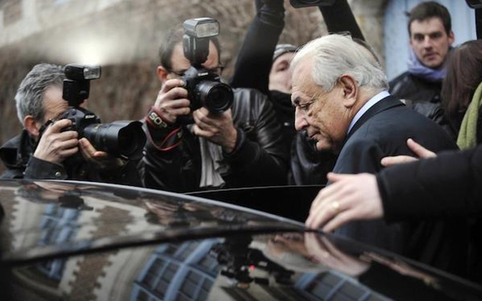Były szef MFW Dominique Strauss-Kahn oskarżony o stręczycielstwo w drodze do sądu w Lille