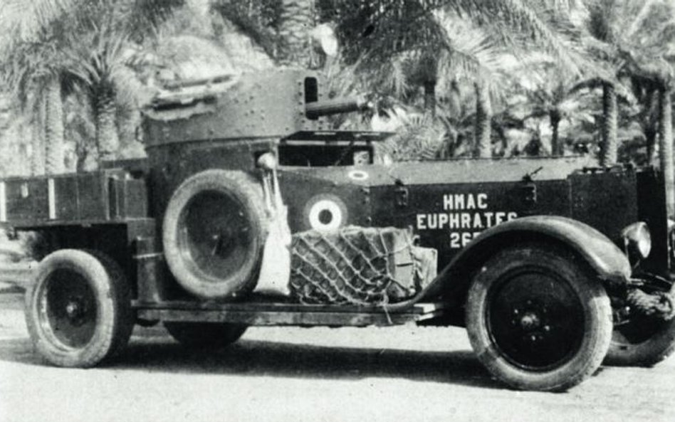 Brytyjski samochod pancerny Rolls-Royce strzegący bazy lotniczej RAF w Habbaniji, Irak, 1941 r.