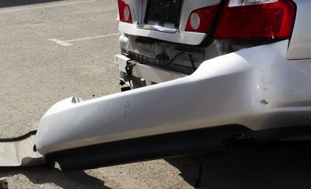 Stłuczka na parkingu: jak bronić się przed zarzutem ucieczki i regresem ubezpieczyciela