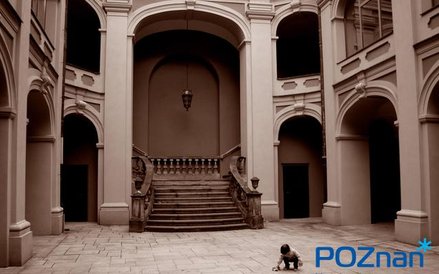 W zabytkowym budynku, w sercu poznańskiego Starego Miasta, mieści się szkoła o kameralnej, artystycz