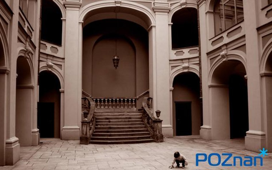 W zabytkowym budynku, w sercu poznańskiego Starego Miasta, mieści się szkoła o kameralnej, artystycz