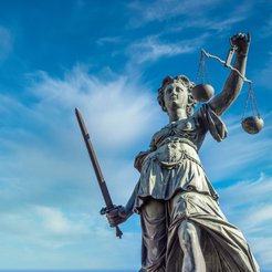 Niemożliwość uzyskiwania wyroków i przenoszenie sporów prawnych przed sąd opinii publicznej to raj d