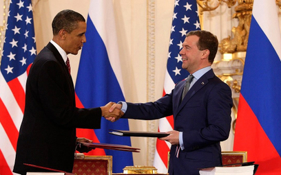 Prezydenci Barack Obama i Dmitrij Miedwiediew podpisują traktat START w Pradze 8 kwietnia 2010