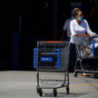 Walmart znów będzie liczył klientów. Wirus nadal bije rekordy