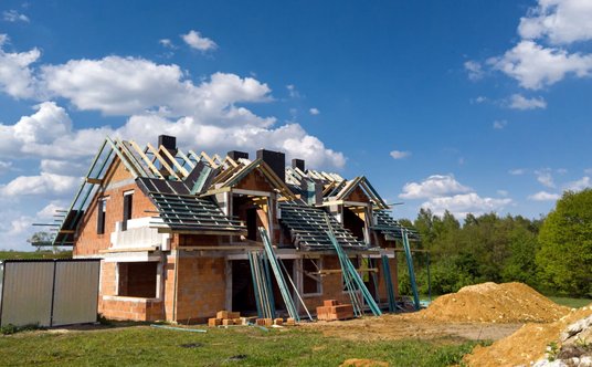 Obecnie budowa domu w stanie surowym zamkniętym kosztuje o około 65 proc. więcej niż pięć lata temu