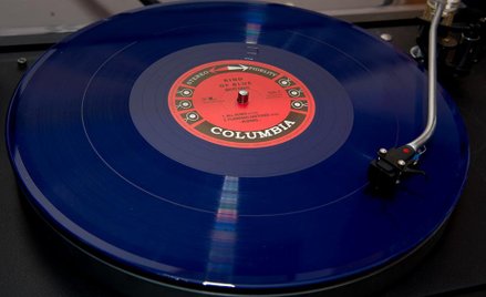 Jubileuszowe wydanie z okazji 50. rocznicy premiery „Kind of Blue” na niebieskim winylu.