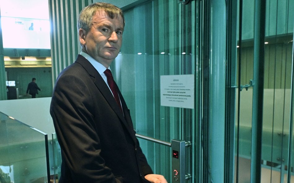 Prezes SN Zbigniew Kapiński w holu głównym Sądu Najwyższego. Śledztwo traktuje je jako „skoordynowan