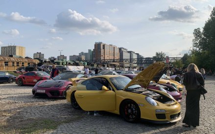 Żółte Porsche 911 z otwartą maską silnika, prezentuje swoje mechaniczne wnętrze