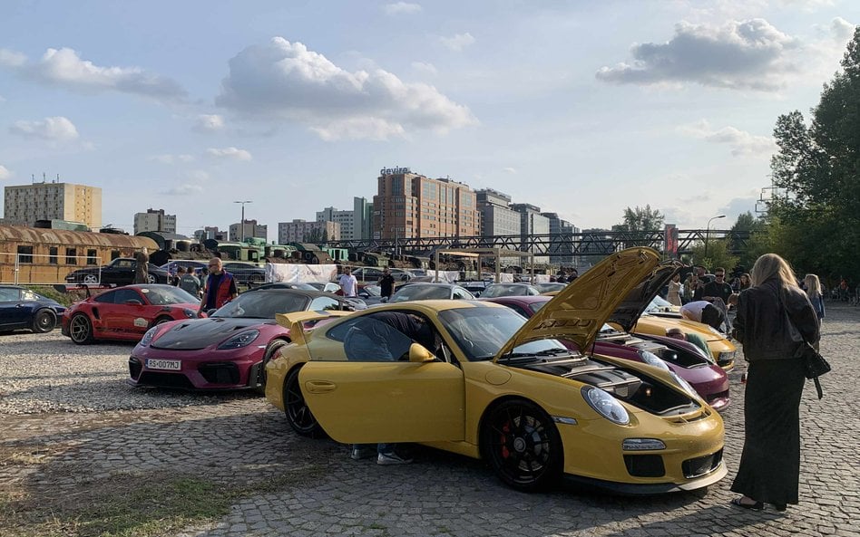 Żółte Porsche 911 z otwartą maską silnika, prezentuje swoje mechaniczne wnętrze