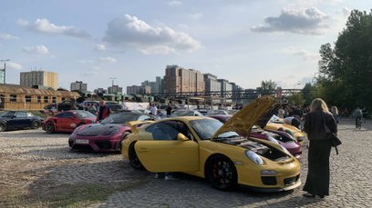 Żółte Porsche 911 z otwartą maską silnika, prezentuje swoje mechaniczne wnętrze