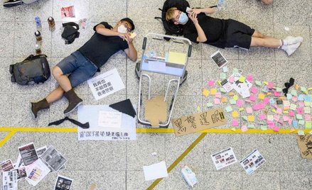 Hongkong 12 sierpnia. Protestujący na lotnisku międzynarodowym