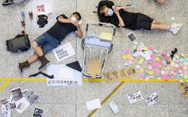 Hongkong 12 sierpnia. Protestujący na lotnisku międzynarodowym