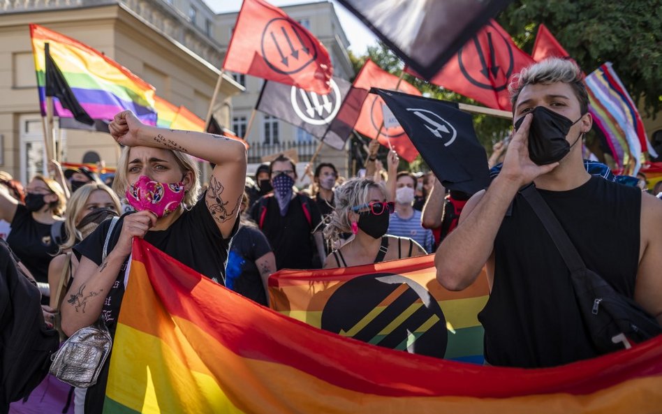 Dwie demonstracje w Warszawie. Spalono tęczową flagę