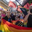 Dwie demonstracje w Warszawie. Spalono tęczową flagę