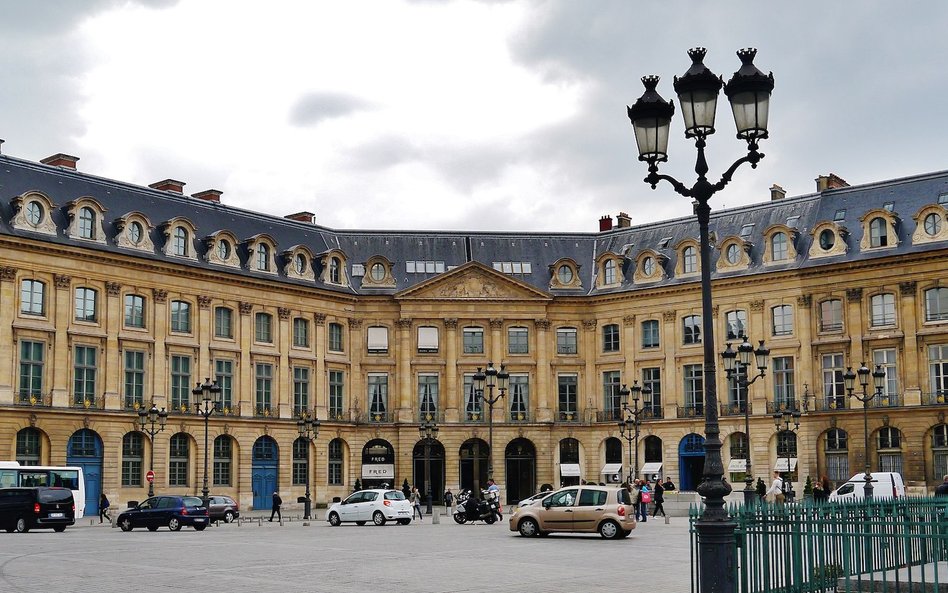 Przy Place Vendome swoje butiki mają słynne marki luksusowe.