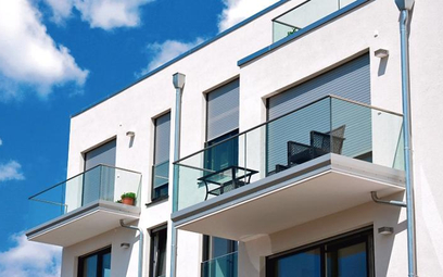 Konieczność wliczania balkonów do powierzchni użytkowej nowego budynku powoduje, że lokale mieszkaln
