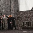 Radosław Krzyżowski (z lewej w centrum) jako bohater musicalu „Bracia Dalcz i S-ka” Wojciecha Koście