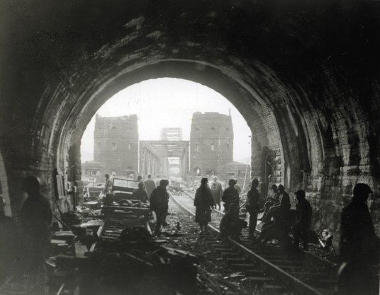 Żołnierze i sprzęt amerykańskiej 9. Dywizji Pancernej w tunelu przed zdobytym przez nich mostem Lude