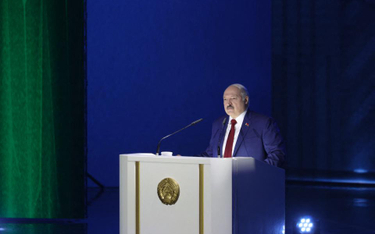 Łukaszenko straszy cudzą bronią
