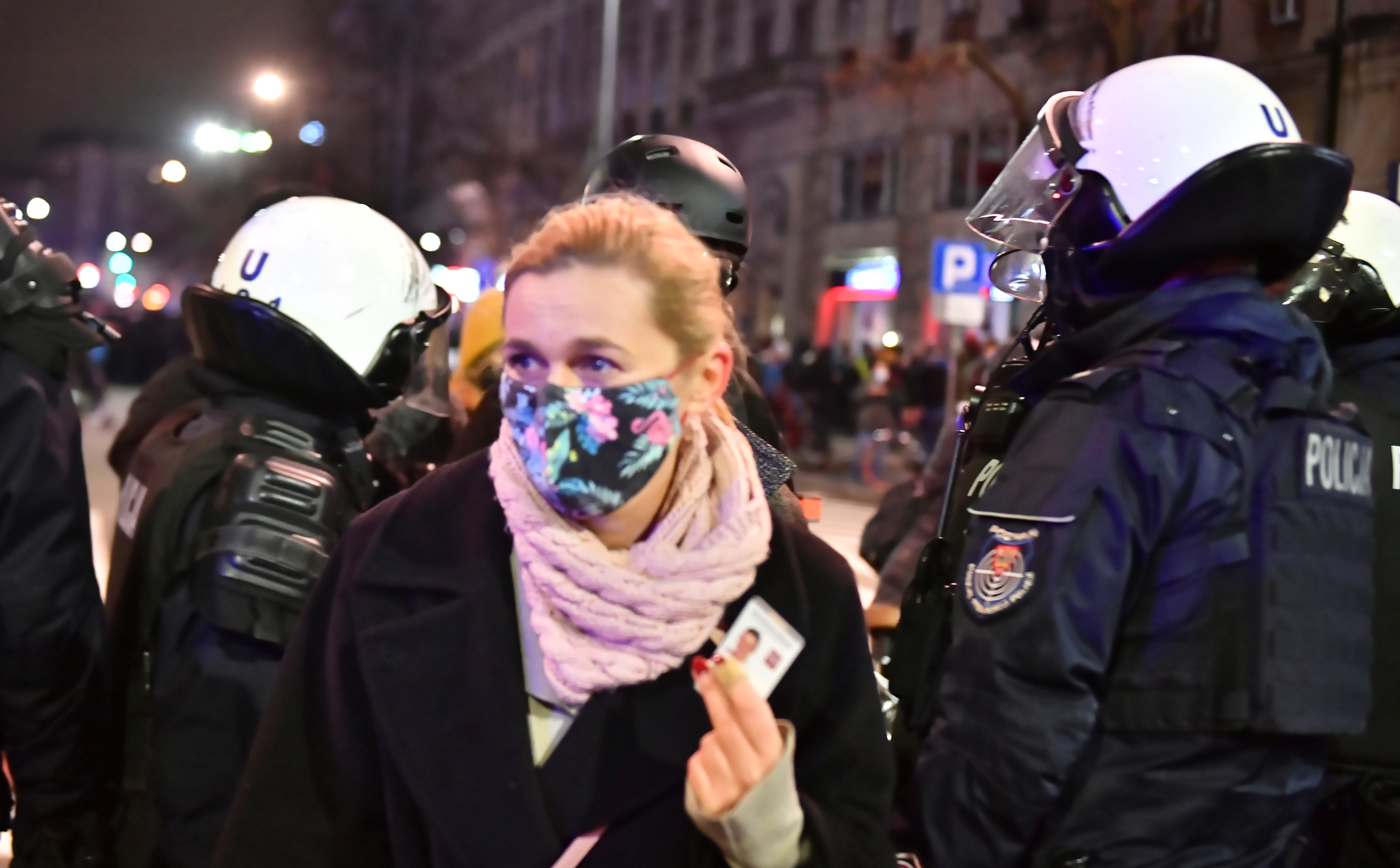 Policjant zaatakował Barbarę Nowacką? Prokuratura postawiła zarzuty
