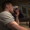 Zjadł "telefon" i uniknął mandatu. Nowy film "trenera policji"