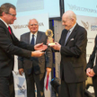 Bogusław Chrabota, redaktor naczelny „Rz”, wręcza nagrodę prof. Jerzemu Regulskiemu w obecności Olgi