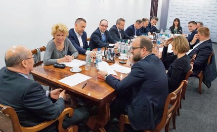 Obrady kapituły w redakcji „Rz”. W jej skład weszli (od lewej): J. Siwicki – przewodniczący (Enterpr