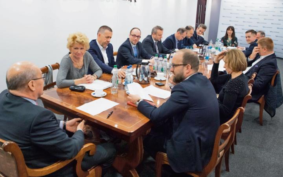 Obrady kapituły w redakcji „Rz”. W jej skład weszli (od lewej): J. Siwicki – przewodniczący (Enterpr