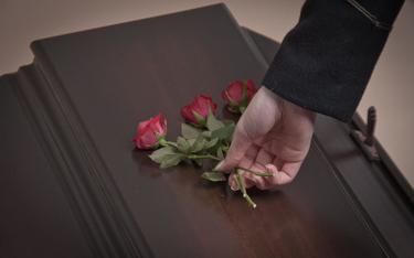 Zasiłek pogrzebowy nie tylko dla rodziny - jakie wydatki uwzględni ZUS