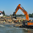 Prace w Głuchołazach nad przywróceniem przepraw przez rzekę Białą Głuchołaską, gdzie powódź zniszczy