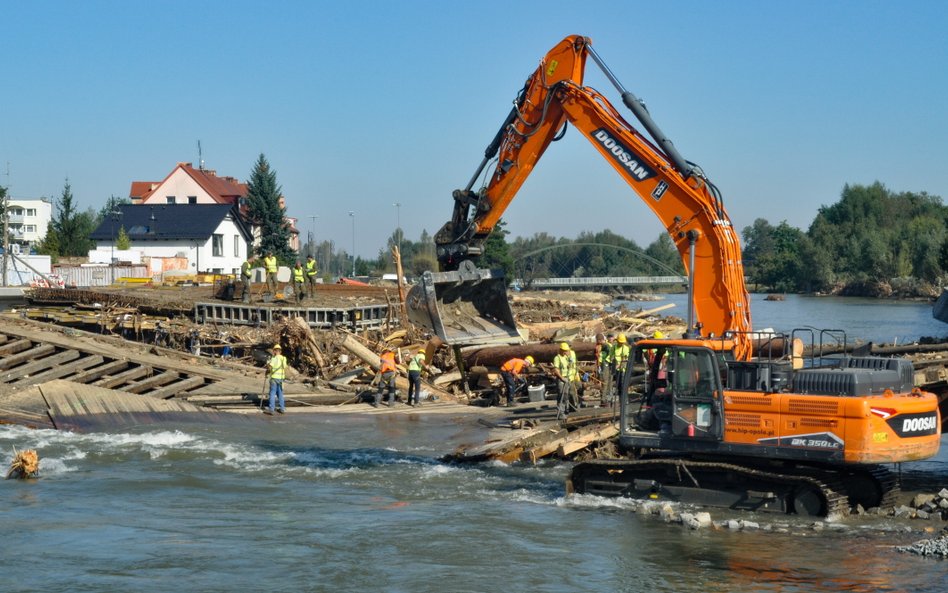 Prace w Głuchołazach nad przywróceniem przepraw przez rzekę Białą Głuchołaską, gdzie powódź zniszczy