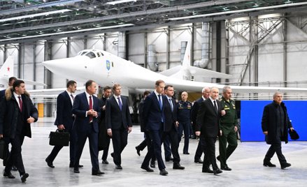 Władimir Putin w zakładach modernizujących Tu-160M