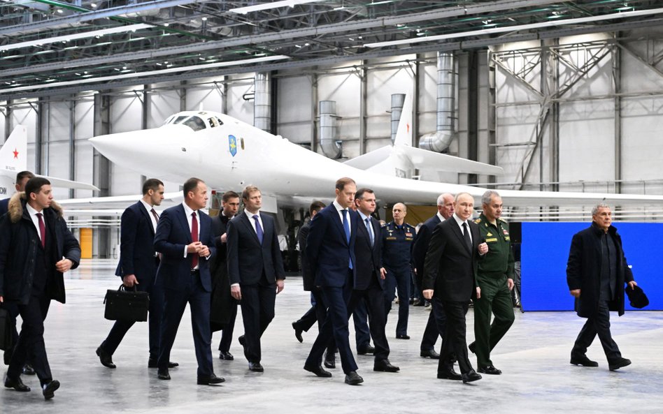 Władimir Putin w zakładach modernizujących Tu-160M