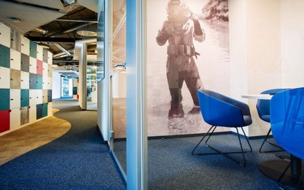 Nurek w sali konferencyjnej Aviva