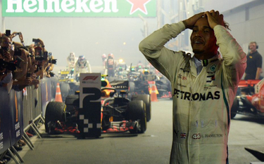 Formuła 1: Hamilton umacnia się w Singapurze