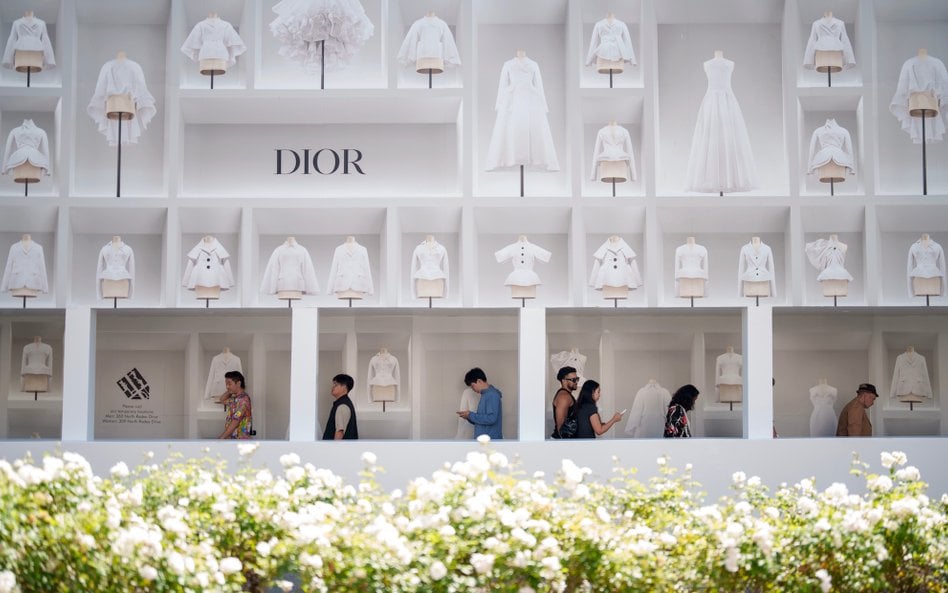 Zasłonięta fasada powstającego butiku Diora w Beverly Hills.