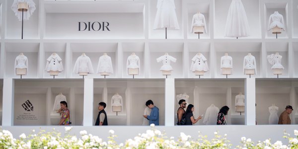 Branża luksusowa schodzi na ziemię. Klienci chcą, by sprzedawać im emocje