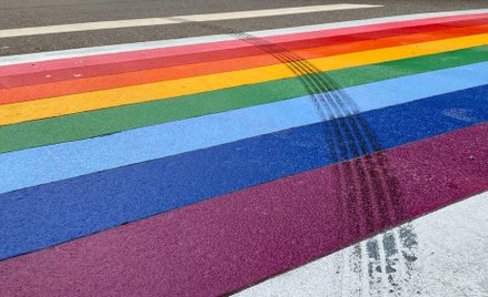 Ślad opon na tęczowym przejściu dla pieszych. Policja ruszyła do akcji