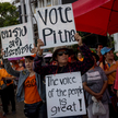 Zwolennicy Pity Limjaroenraty protestujący przed parlamentem w Bangkoku