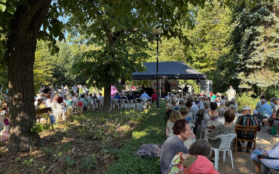 Zajęte były też wszystkie ławki znajdujace się w pobliżu sceny