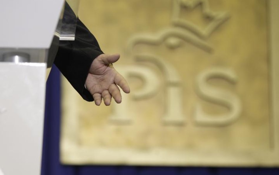 Posłowie PiS chcą do domu