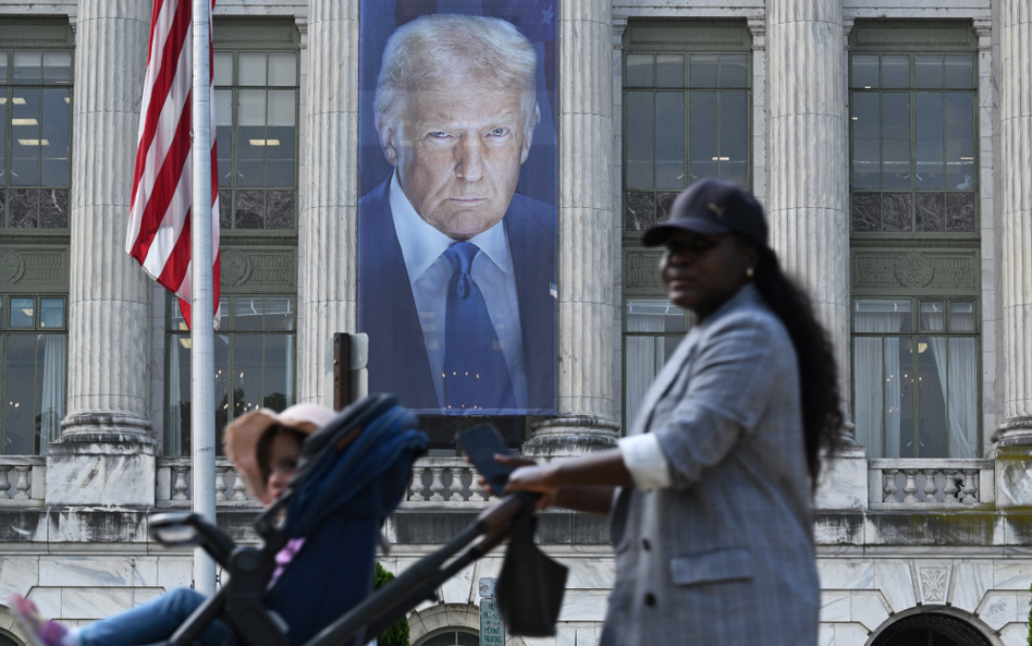 Baneru z wizerunkiem Donalda Trumpa na ścianie budynku Departamentu Rolnictwa USA w Waszyngtonie
